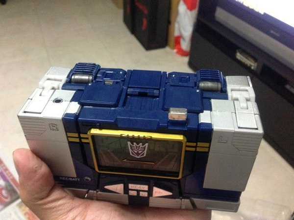 MP 13 Masterpiece Soundwave With Laserbeak Up Close And Personal Image Gallery  (39 of 54)